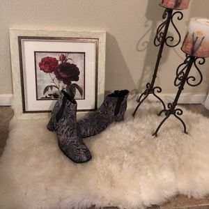Cute snake booties never worn!